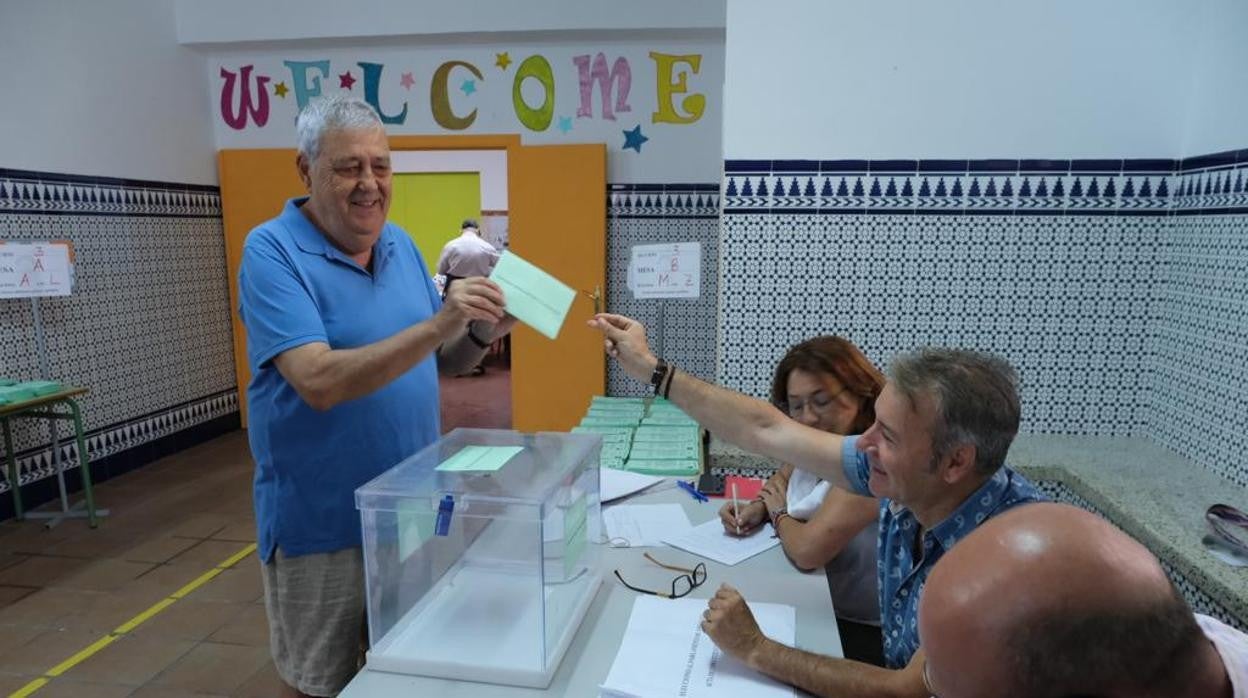 Un ciudadano vota en un colegio electoral de Cádiz.