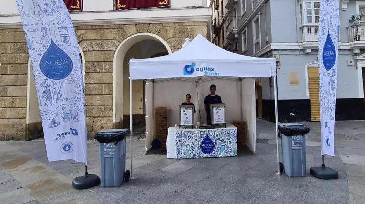 Aguas de Cádiz reparte 2.700 vasos de agua del grifo refrigerada durante la procesión del Corpus