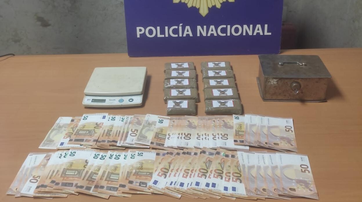Los agentes incautaron 1,200 kilos de hachís, una balanza de precisión y 5.400 euros en efectivo.