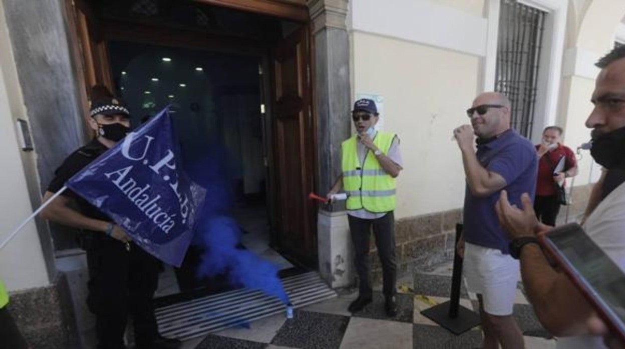 Imagen de una protesta de la Policía Local a las puertas del Ayuntamiento.