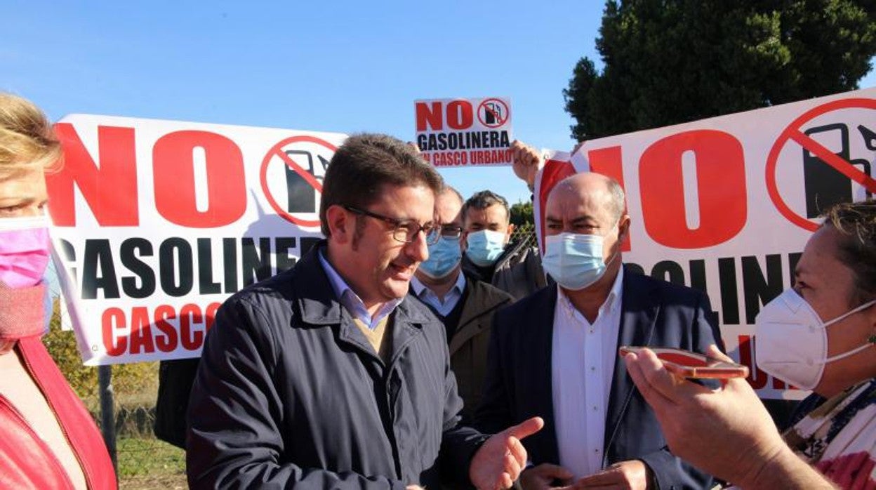 El alcalde de Palomares, Manuel Benjumea, durante la protesta vecinal de diciembre de 2021