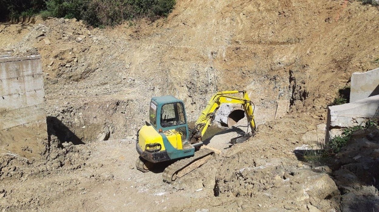 La Junta realiza obras de sustitución en la conducción de agua desde la presa de Charco Redondo