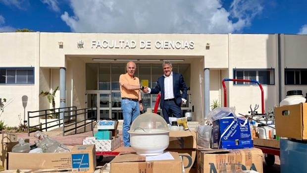 El Cádiz entrega a la UCA material de laboratorio de la antigua factoría de Delphi
