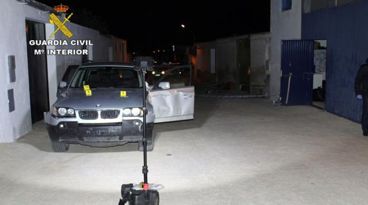 La Guardia Civil trabaja sobre uno de los coches implicados en el robo y asesinato en La Puebla de Cazalla