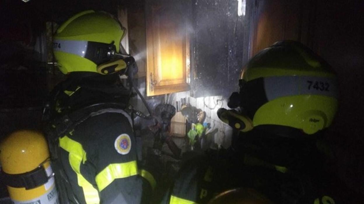 Bomberos trabajan en la extinción de un fuego en una vivienda en la provincia.