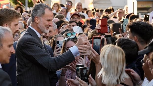 Calurosa bienvenida al Rey Felipe VI en El Puerto con un público entregado