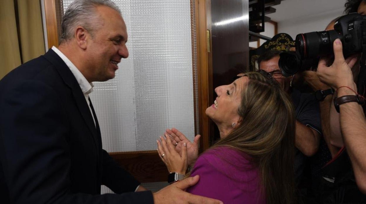 Irene García y Juan Carlos Ruiz Boix han sellado este martes su aparente reconciliación política con un abrazo y un beso