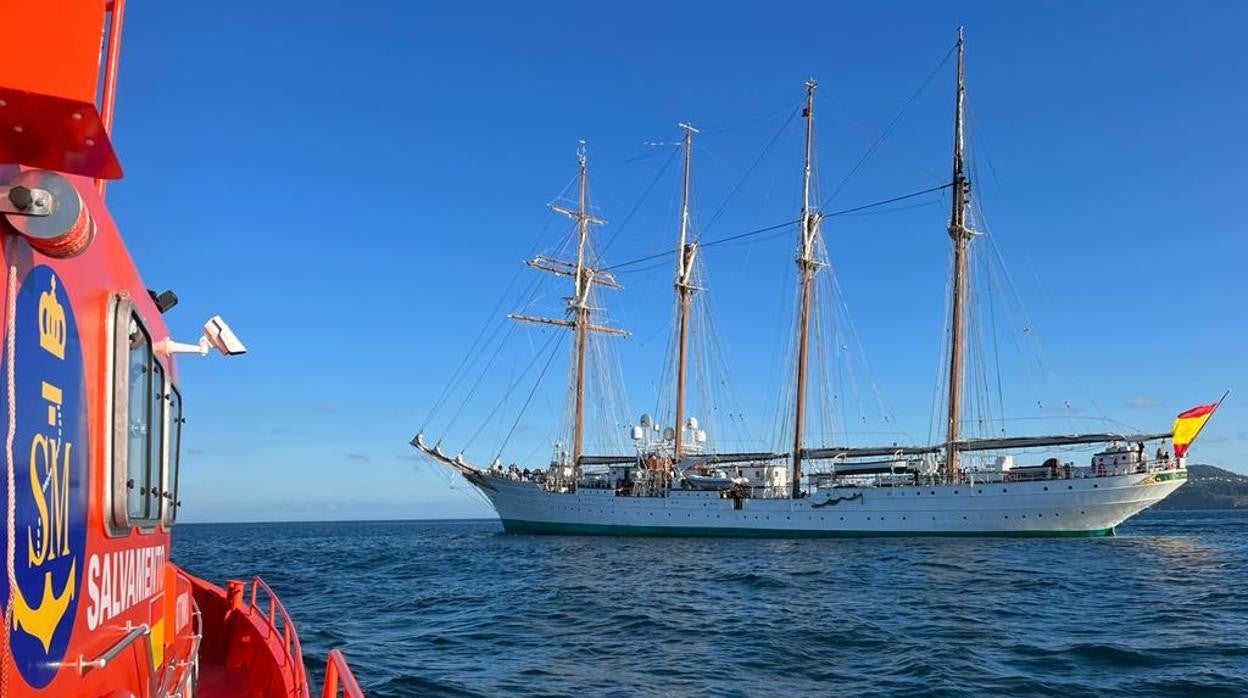 El Elcano visto desde la Salvamar Betelgeuse.