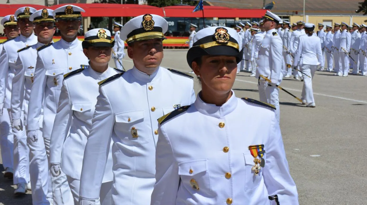 Un momento de la entrega de Reales Despachos a los nuevos Sargentos de la Armada.