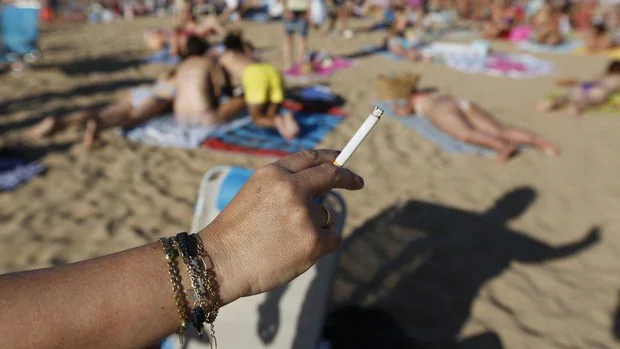 Playas Sin Humo 2022: Estas son las playas y piscinas de Cádiz en las que no se puede fumar