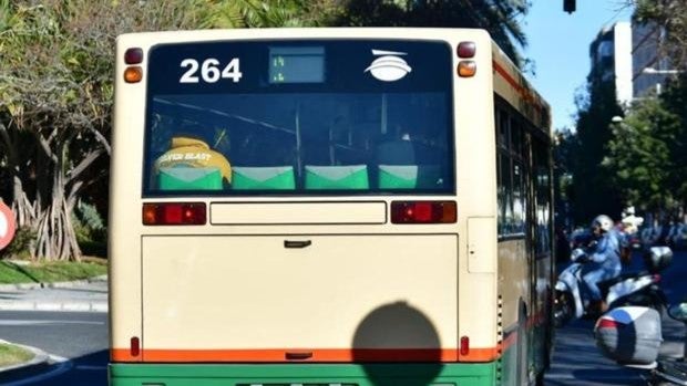 Denuncian las dificultades para recargar o comprar las tarjetas de transporte urbano en Cádiz