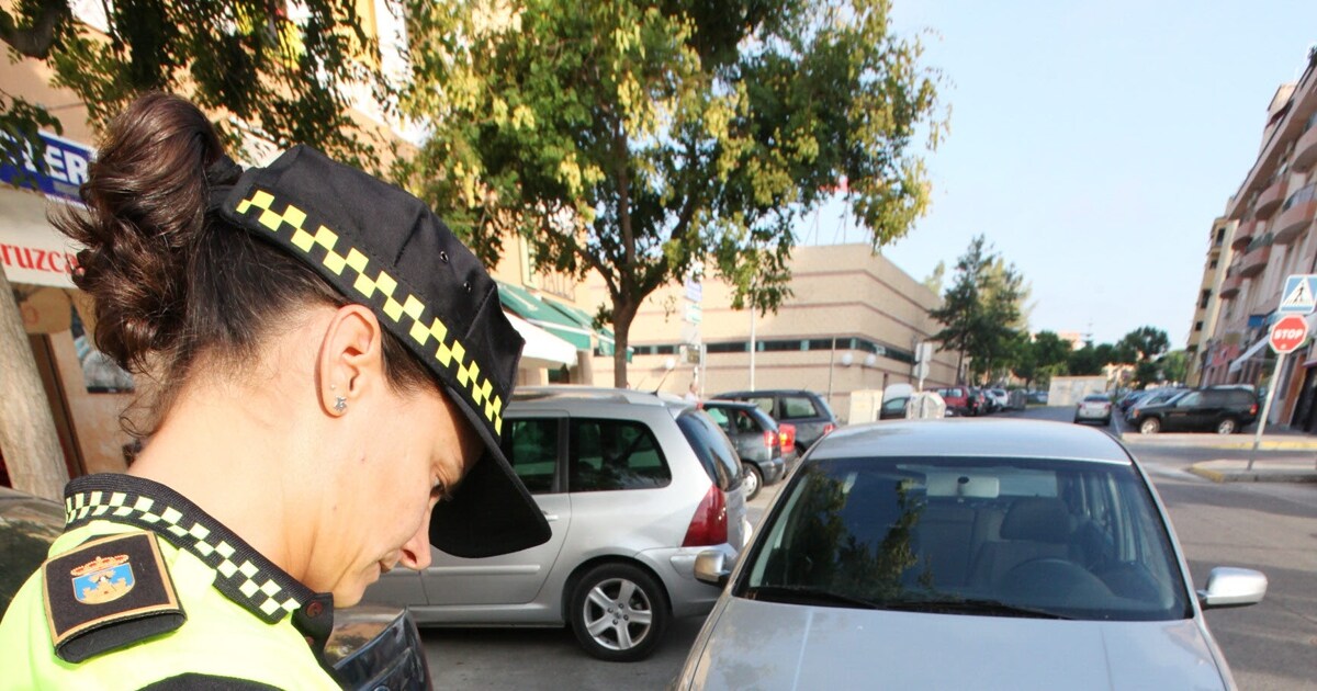 Foto de archivo de una policía local de Jerez poniendo una multa.