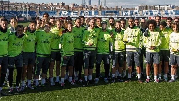 La plantilla del Real Madrid arropa a sus premiados