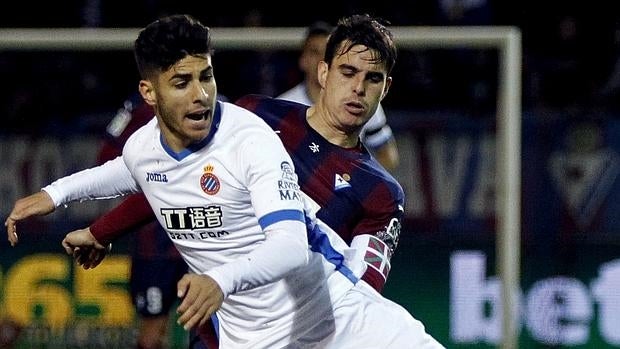 Asensio, con el Español, frente al Éibar