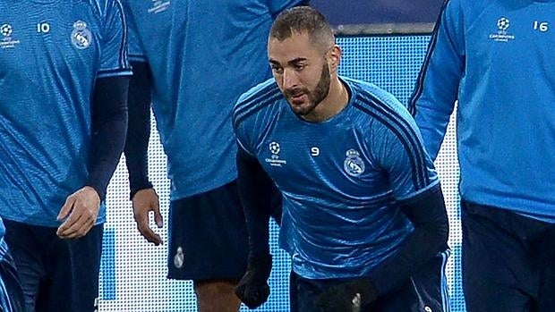 Benzema, baja por molestias en una cadera, hace titular a Jesé