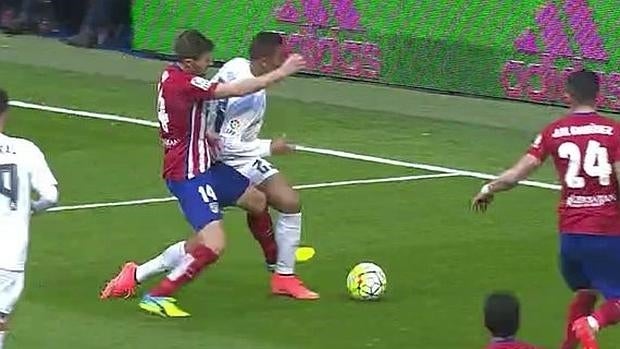 El Madrid reclama penalti de Gabi a Danilo