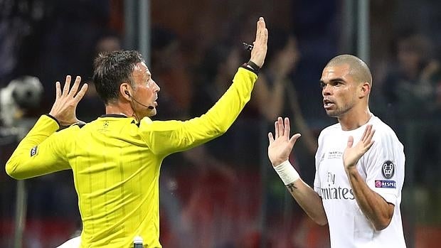 La desesperación de Lineker con el «teatro» de Pepe