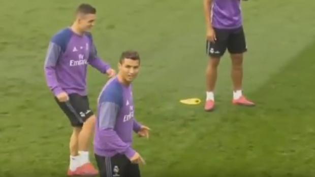 Cristiano se enfada en un rondo y tira un balonazo a la prensa