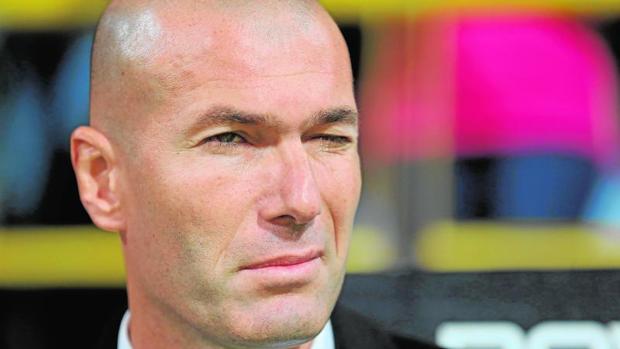 Zidane, estrella de un día de fiesta en León