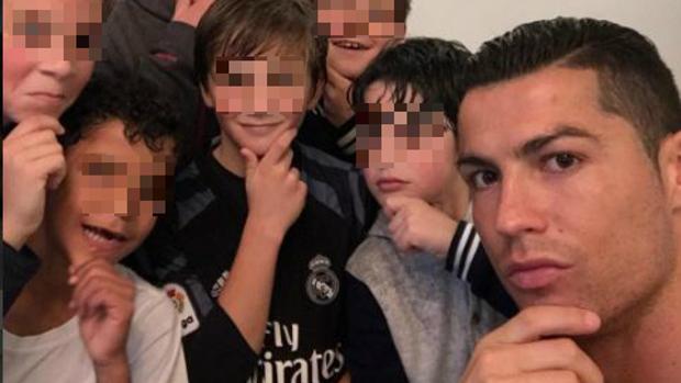 Ronaldo repite el gesto de su celebración en el Calderón con los amigos de su hijo