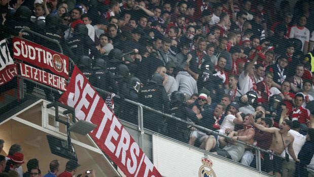 La Policía carga contra los hinchas del Bayern