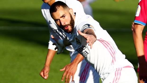 El golazo de Benzema en el 93 que sostiene al Madrid en la Liga