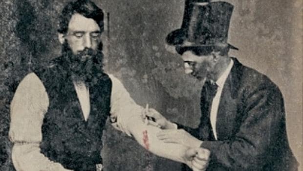 Un médico realiza una sangría en el siglo XIX