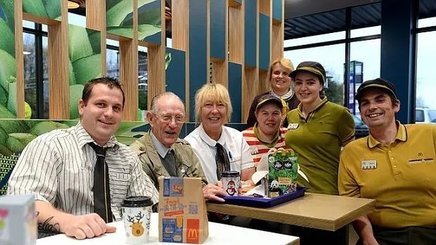Janice Caso Wardian tempo Los empleados de un McDonald's organizan una fiesta sorpresa de cumpleaños  a un anciano que vive