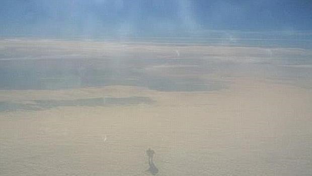 La extraña figura que un pasajero fotografió durante un vuelo a Irlanda