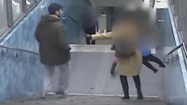 Un solicitante de asilo golpea en la cabeza a una mujer y escupe a sus dos hijos en Suecia