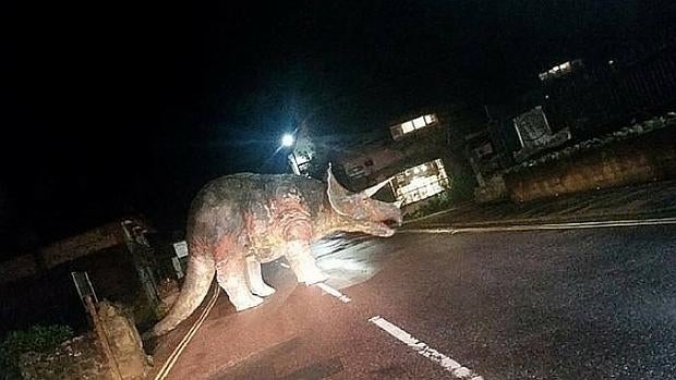 El enorme dinasaurio que apareció misteriosamente en una carretera y desconcierta a Facebook