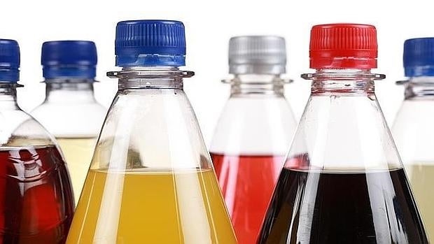 Un refresco contiene 9 cucharadas de azúcar