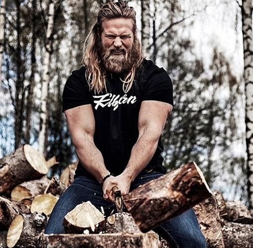 El «vikingo» soldado, cachas y modelo al que miles de mujeres persiguen