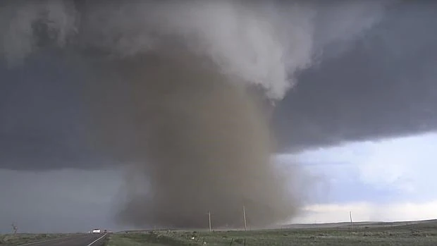 Así se forma un espectacular tornado en este viral de YouTube