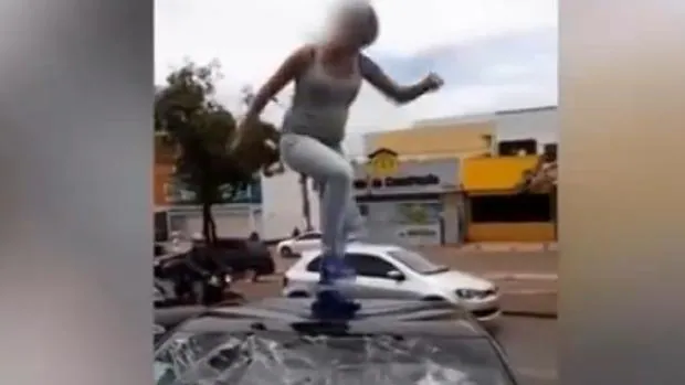 Momento en que la mujer salta sobre el coche de su novio