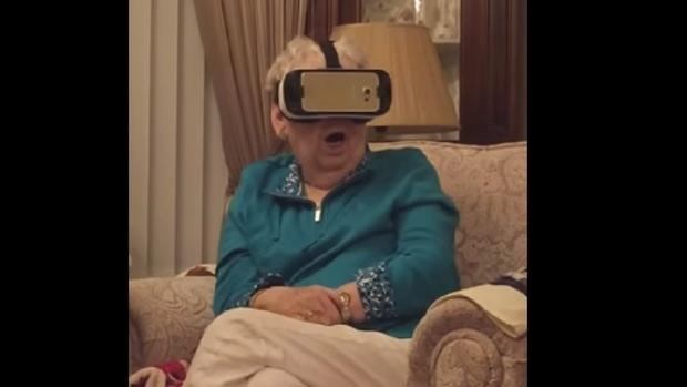 Una anciana prueba unas gafas de realidad virtual y termina aterrorizada