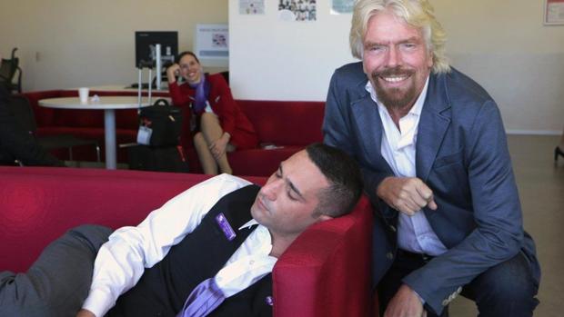 Richard Branson con el empleado al que sorprendió dormido en un sofá