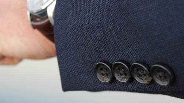 El olvidado motivo por el que las chaquetas tienen botones en las mangas