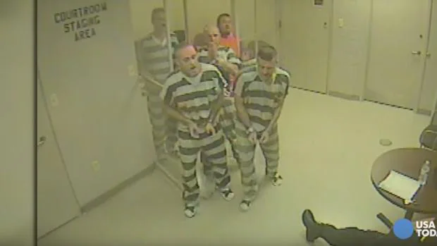 Unos presos salvan la vida de su carcelero en Texas