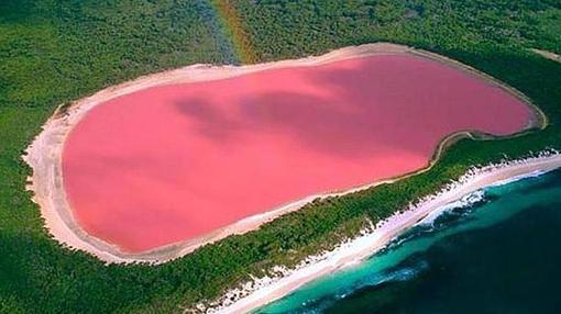 El caso del lago iraní que ha mutado de verde a rojo en cuestión de meses