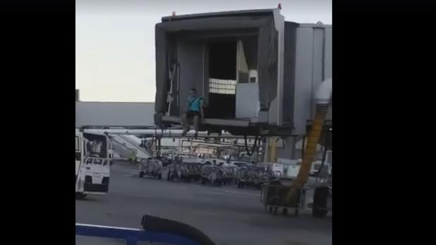 Un pasajero corre por la pista de Barajas para no perder su avión