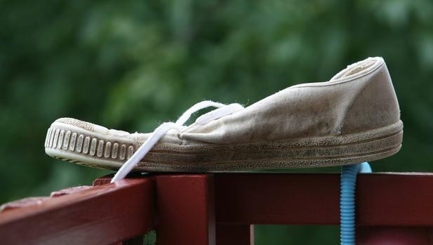 Dos métodos infalibles para devolverle la vida a tus zapatillas blancas