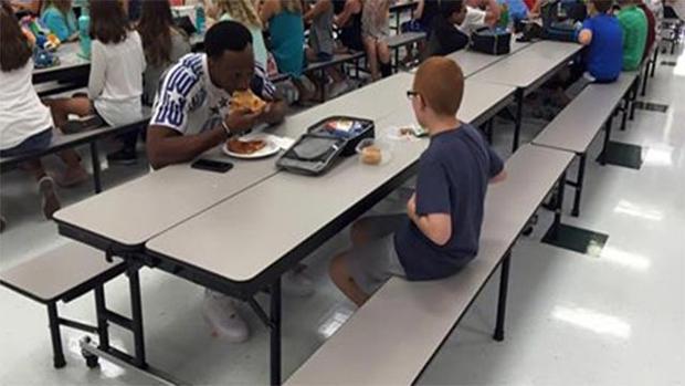 Una estrella de fútbol americano come con un niño autista al que nadie quiere acompañar nunca