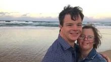 La lucha de una pareja con síndrome de Down, que desea tener hijos contra  el criterio de sus padres