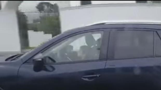 Fotograma del vídeo en el que se ve al niño al volante