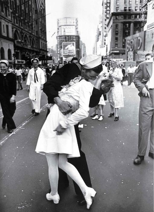 V-J Day in Times Square (‘El beso’). Alfred Eisenstaed, 1945