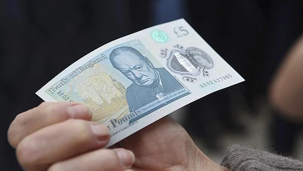 El nuevo billete de cinco libras es de un material plástico