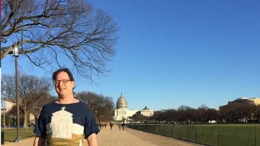 Sam, el hombre que teje jerseys de lugares y después se hace fotos en ellos