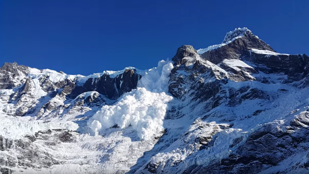 La inquietante avalancha de nieve que se frena a los pies de dos turistas en Chile