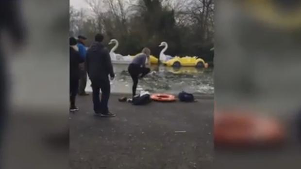 Una captura del vídeo en la que se ve cómo Selena Malortie se quita los zapatos para lanzarse al agua